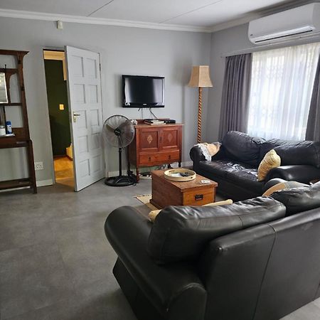 Giraffe'S Rest, Self Catering Studio Apartment Witrivier Buitenkant foto